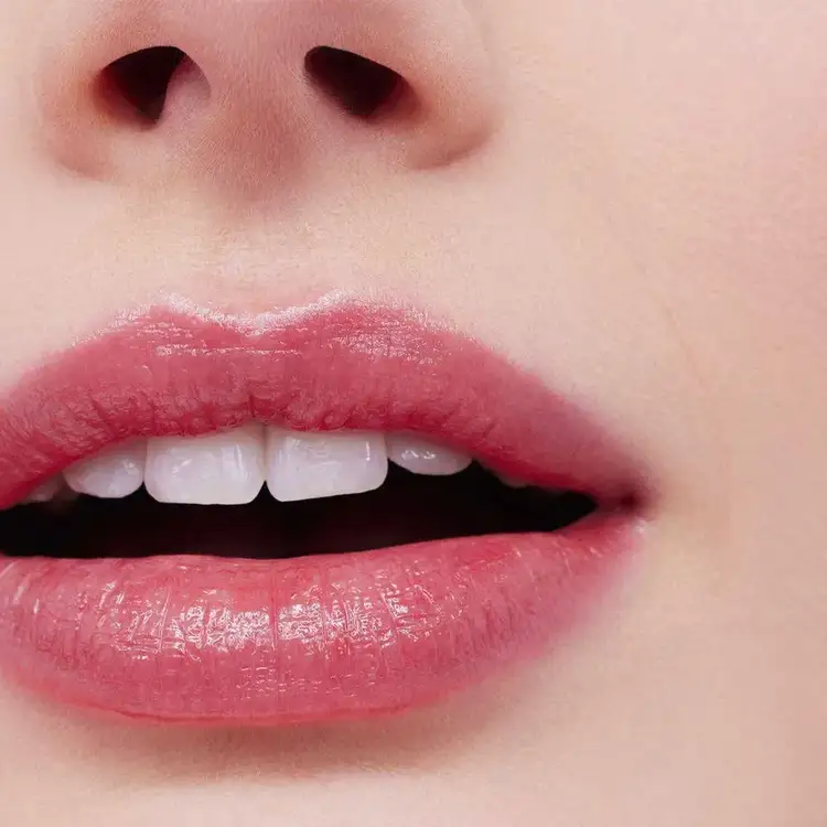 Lip Oil Balm - Bálsamo labial, acabado suaves con color radiante