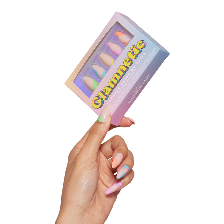 Rainbow Puff Press-On Nails Uñas postizas espirales multicolor sobre base rosa.