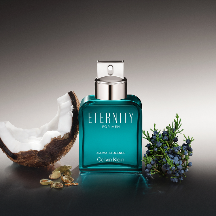 Eternity For Men Aromatic Essence - Eau de Parfum, aporta un sentido de intriga a las interpretaciones previas de la atemporal fragancia
