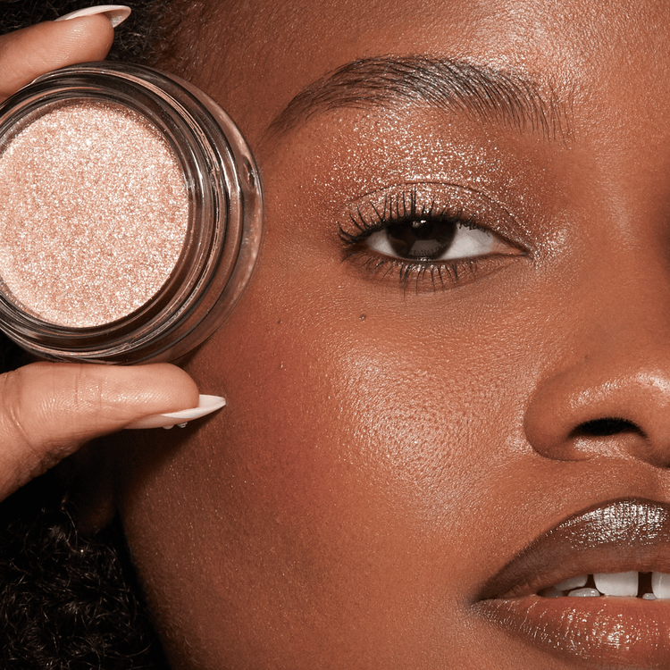Glitterpuck Pressed Glitter for Eyes, Face + Body - Rubor en crema, con textura esponjosa