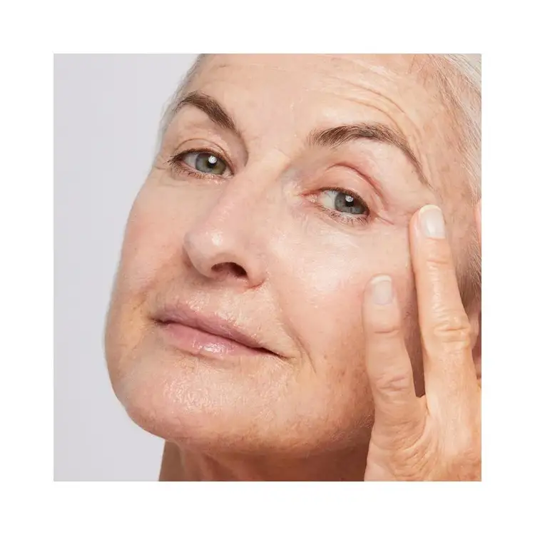 MultiVitamin Power Firm Crema para ojos reafirma, protege y alisa contorno de ojos.