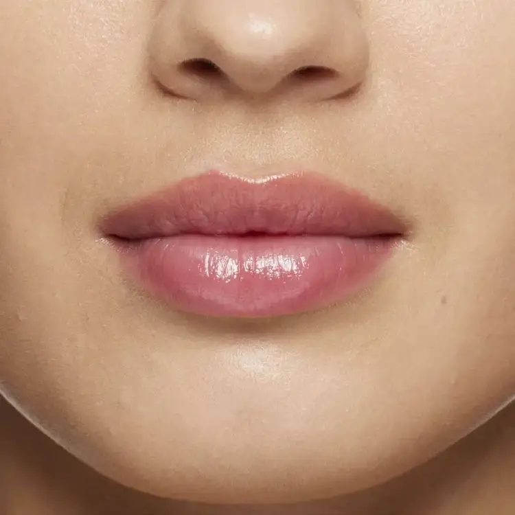 Lip Oil Balm - Bálsamo labial, acabado suaves con color radiante