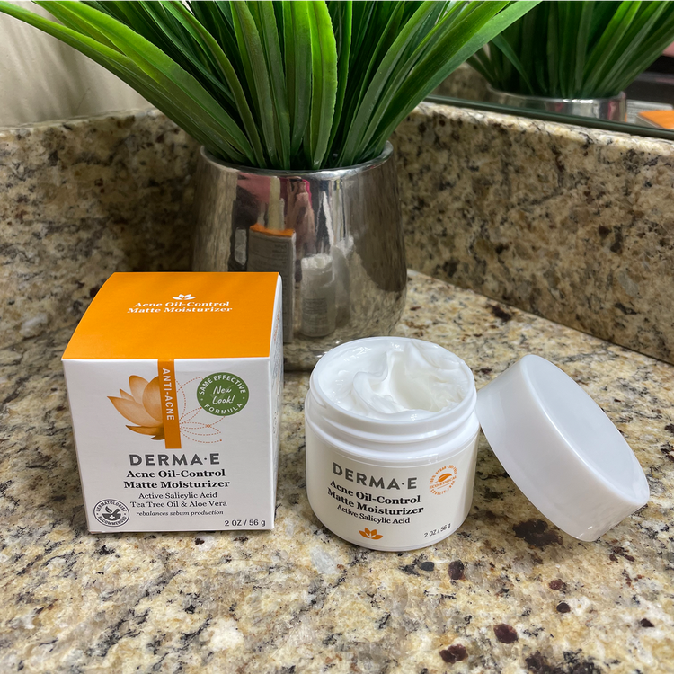 Anti-Acne Oil-Control Matte Moisturizer with Salicylic Acid Crema hidratante matificante antiacné control del brillo y tratamiento del acné