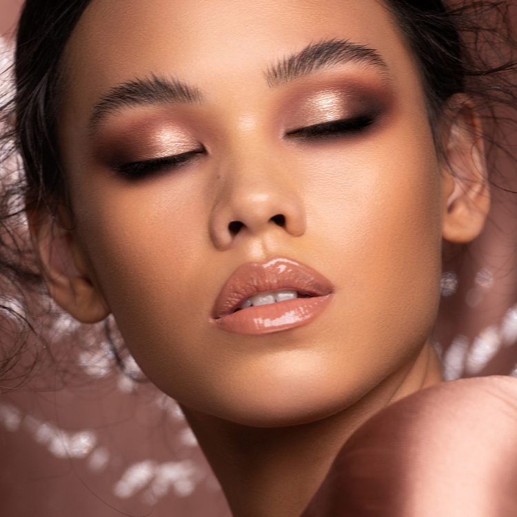 I Need A Rose Brillo labial brillo labial en gel hidratante.