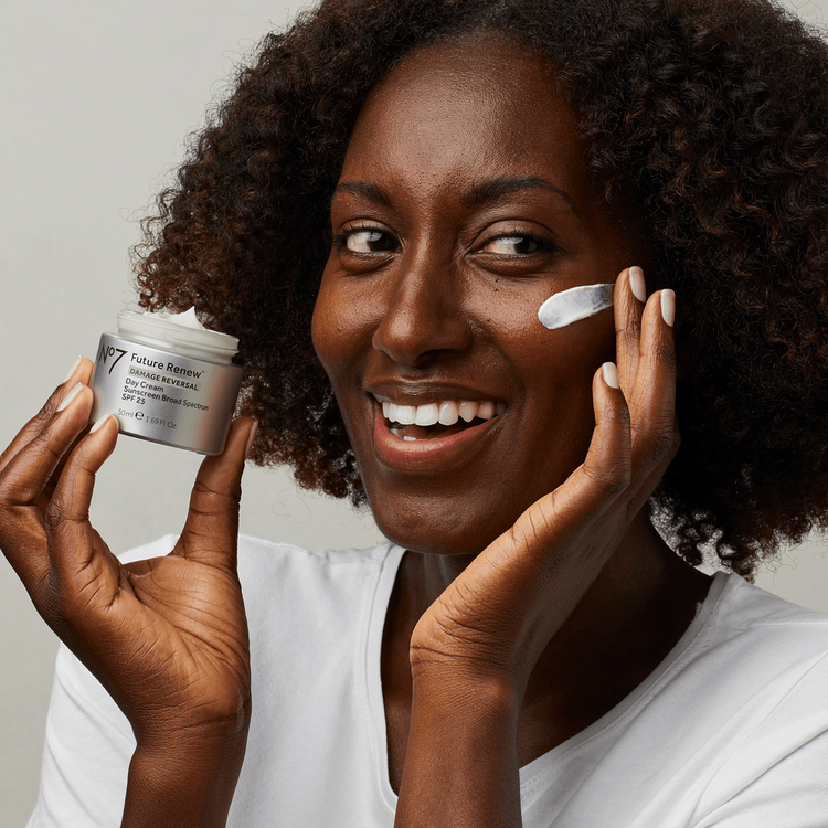 Future Renew Damage Reversal Day Cream SPF 25 Crema de día ayuda a la autoreparación