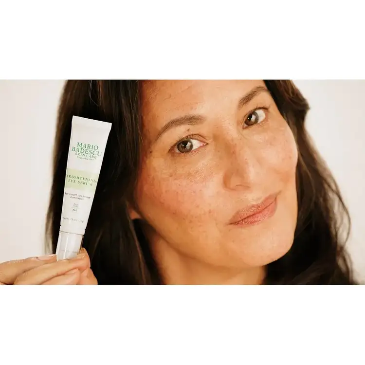 Brightening Suero iluminador para ojos hidrata la zona de los ojos