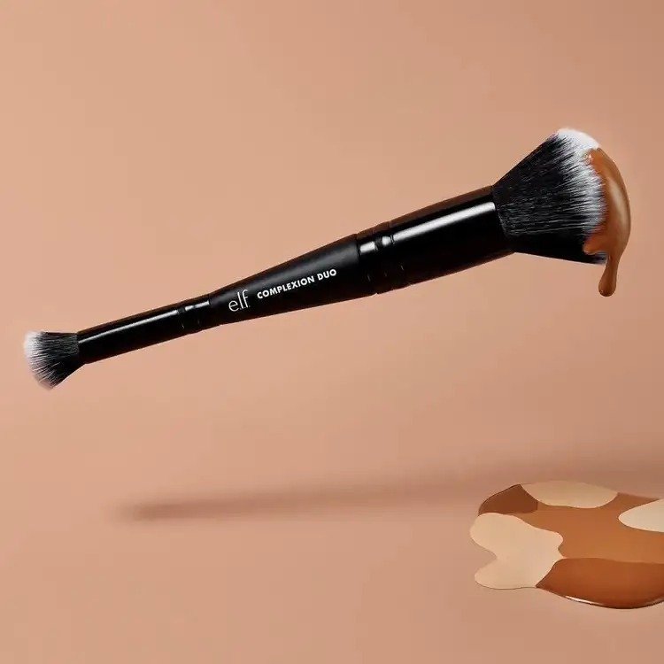 e.l.f. Concealer & Foundation Complexion Duo Brush Brocha dúo de complexión para corrector y base