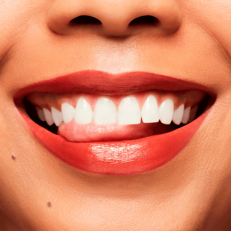 Lustreglass Sheer-Shine Lipstick Labial líquido acabado luminoso, hidratante y suave