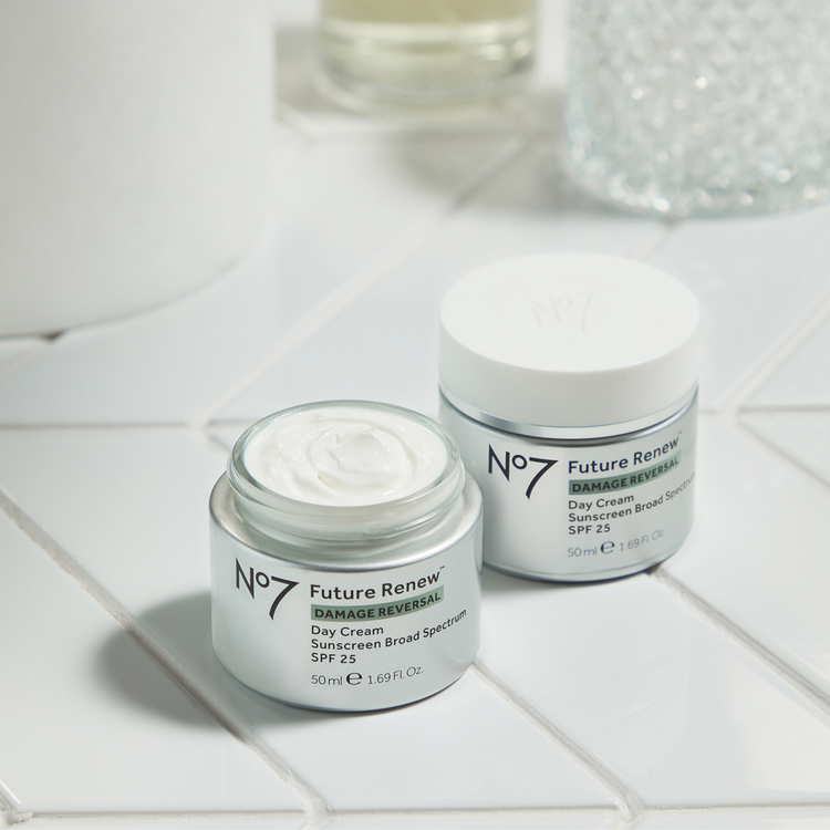 Future Renew Damage Reversal Day Cream SPF 25 Crema de día ayuda a la autoreparación