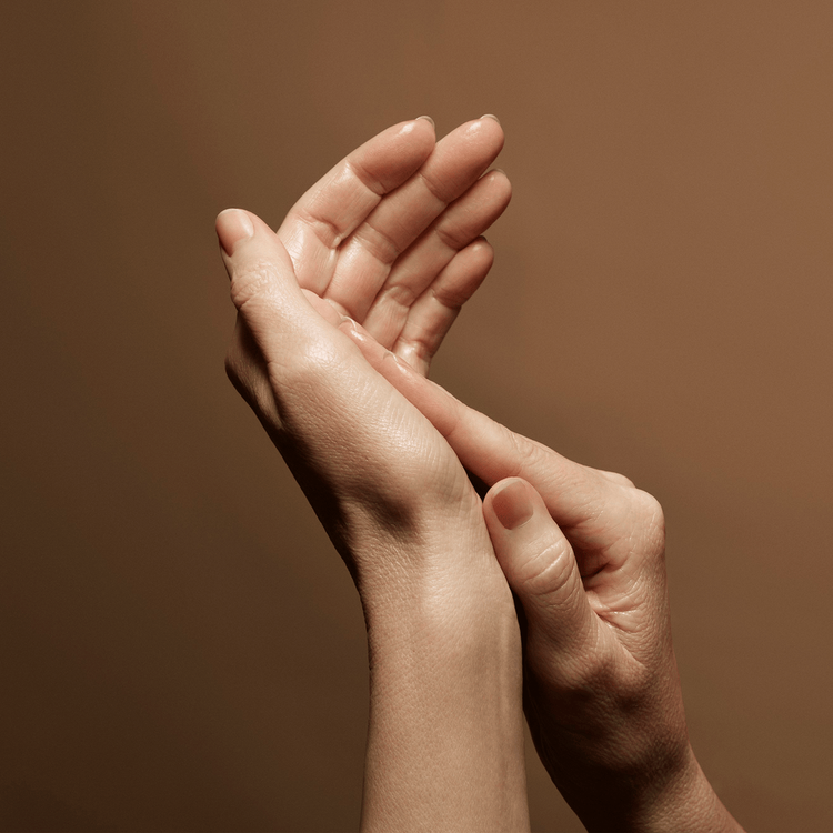 Hand Relief Crema hidratante hidrata y restaura la piel de las manos