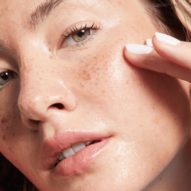 Bedtime Bright Vita-Charge Overnight Brightening Tratamiento nocturno hidrata la piel