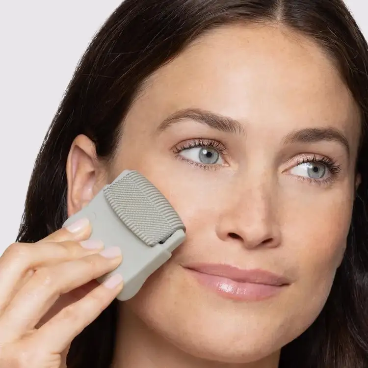 3-In-1 Facial Roller Set masajea y exfolia