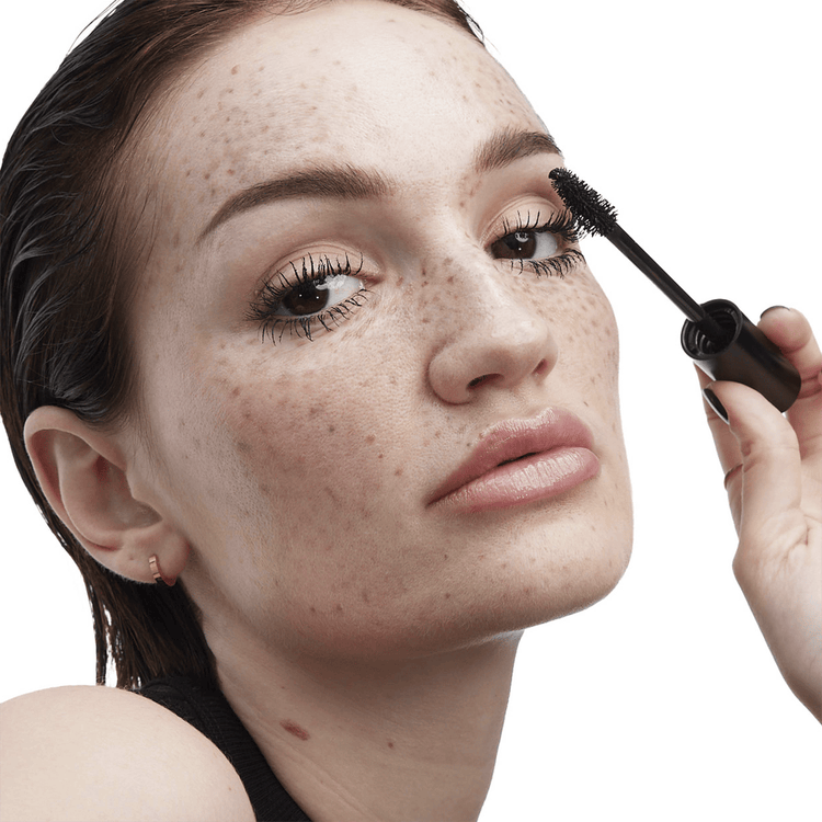 Lash Clash Mascara crea pestañas oversize con volumen extremo