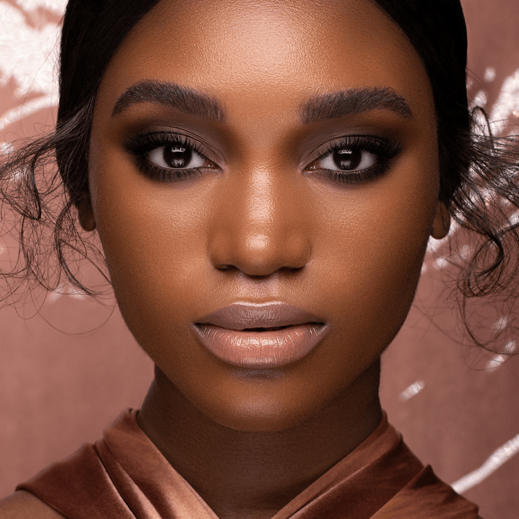 I Need A Rose Brillo labial brillo labial en gel hidratante.