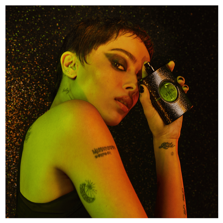 BLACK OPIUM Illicit Green Eau de Parfum fragancia con una energía vibrante y adictiva