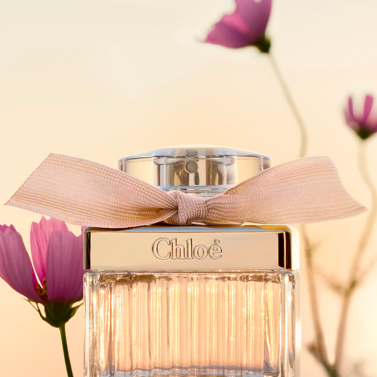 Signature - Eau De Parfum, luminoso y elegante con aroma floral