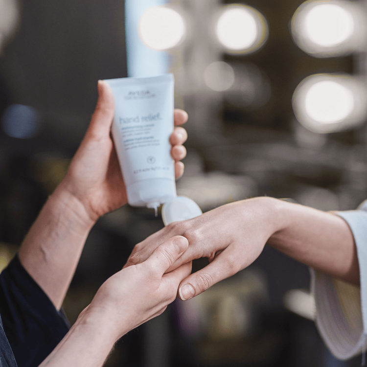 Hand Relief Crema hidratante hidrata y restaura la piel de las manos