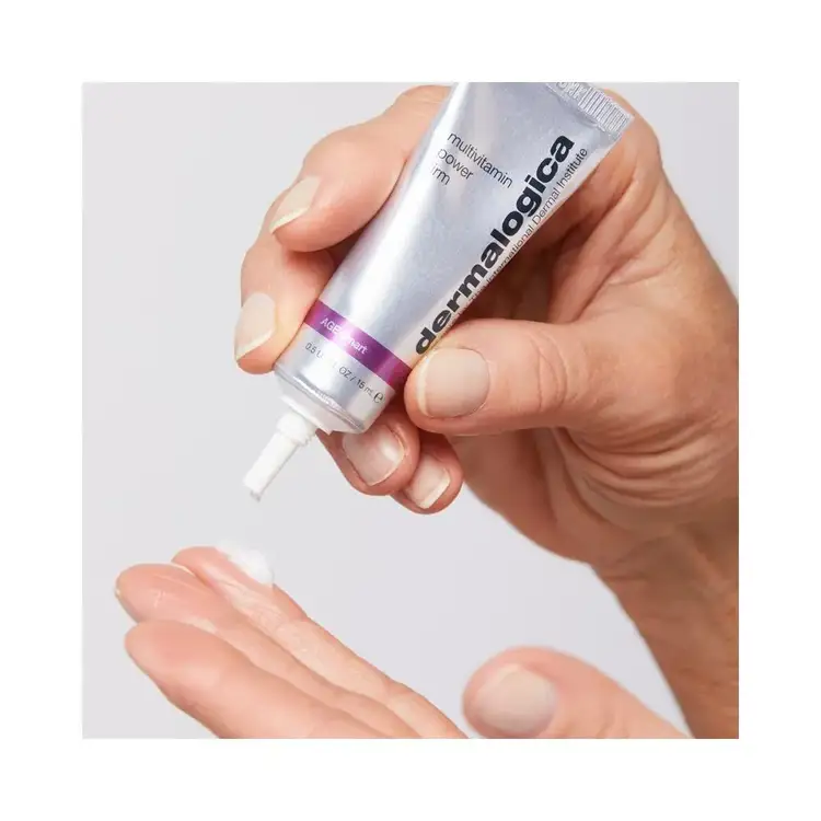 MultiVitamin Power Firm Crema para ojos reafirma, protege y alisa contorno de ojos.