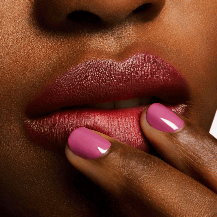 Powder Kiss Lipstick - Labial, color intenso y efecto bálsamo