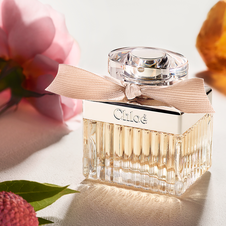 Signature - Eau De Parfum, luminoso y elegante con aroma floral