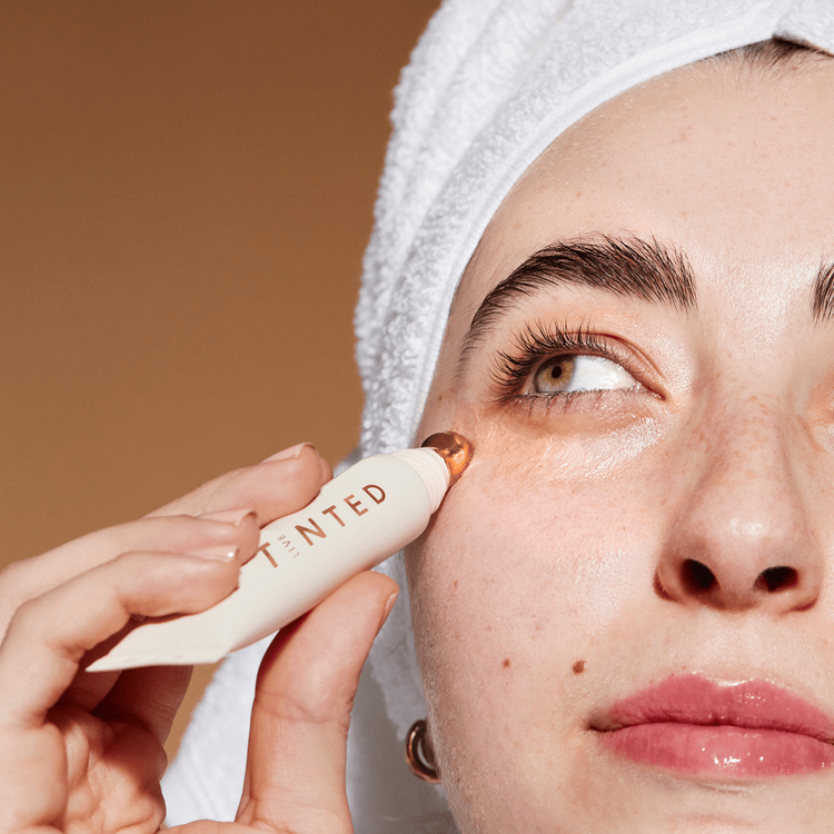 Superhue Brightening Crema iluminadora de ojos hidrata la zona de los ojos