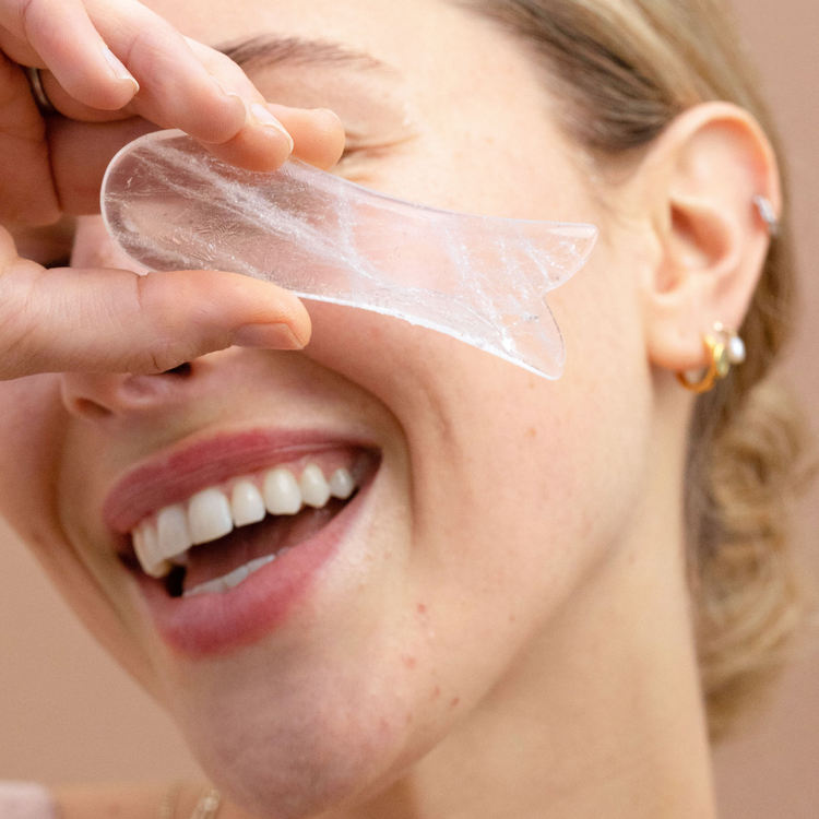 Quartz Sculpt & Lift Face Stone Cuarzo facial ofrece beneficios terapéuticos.