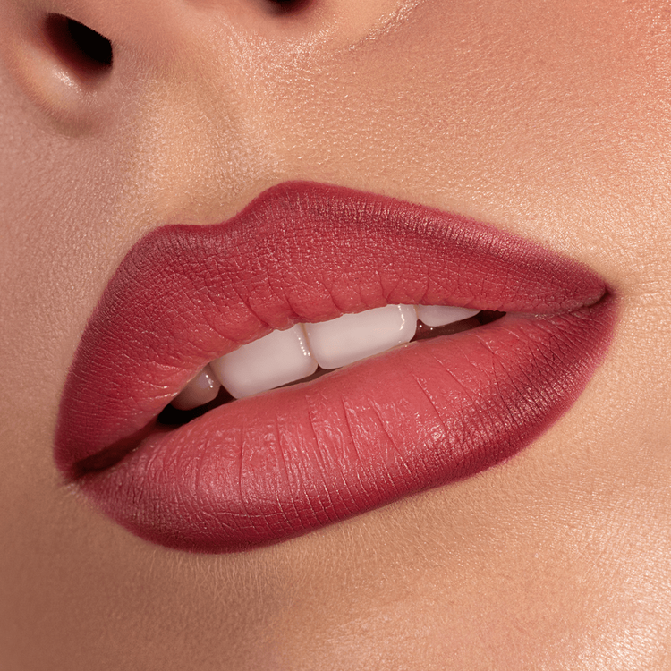 Berry Pop Lápiz labial labial de alta pigmentación y larga duración.