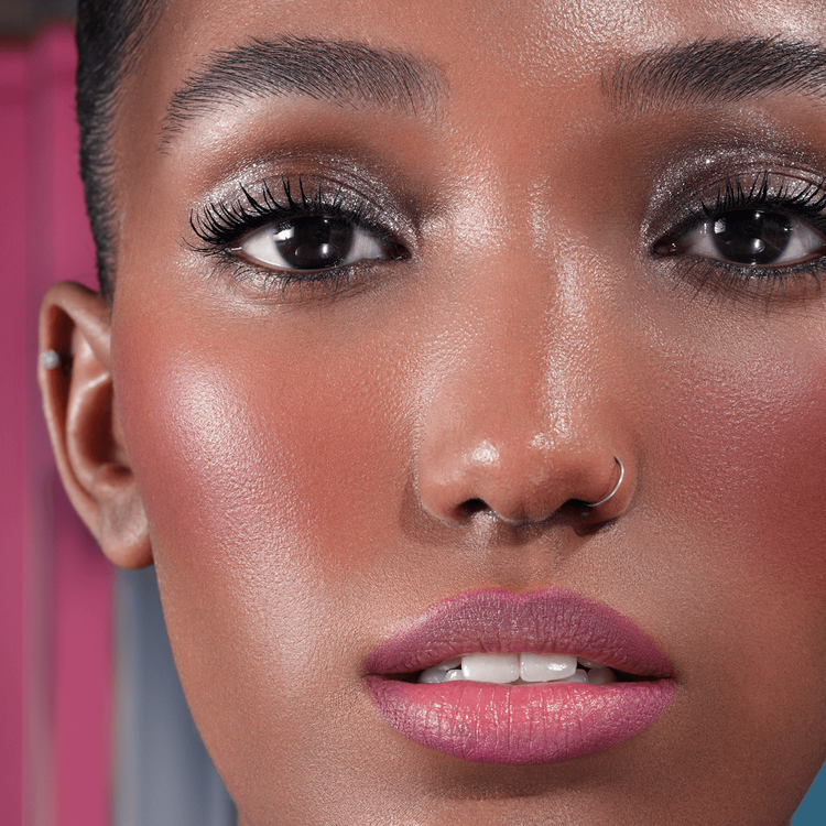 Berry Pop Lápiz labial labial de alta pigmentación y larga duración.