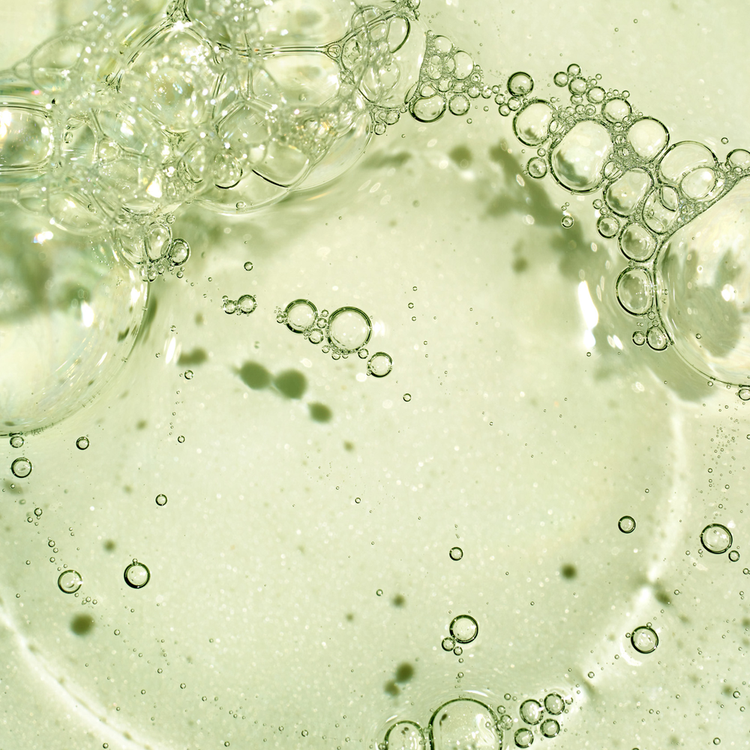 Superfoods Matcha + Apple Replenishing Shampoo hidrata el cabello