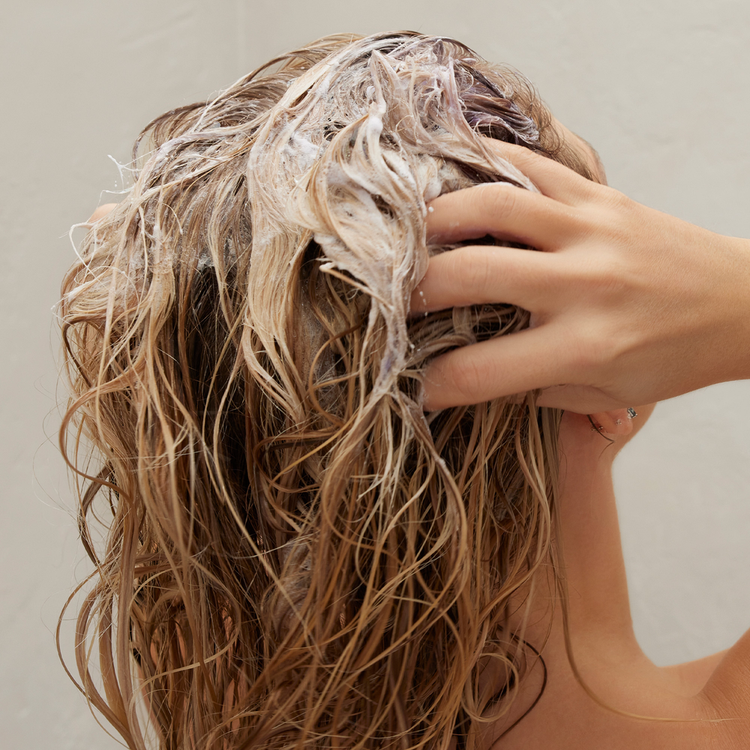 One Purple Shampoo limpia suavemente