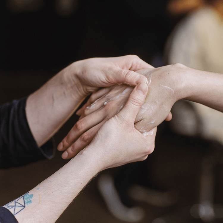 Hand Relief Crema hidratante hidrata y restaura la piel de las manos