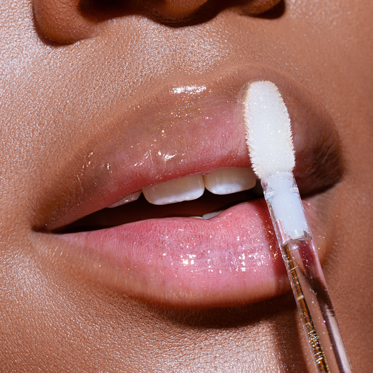 Golden Glimmer Brillo labial brillo labial con destellos dorados.