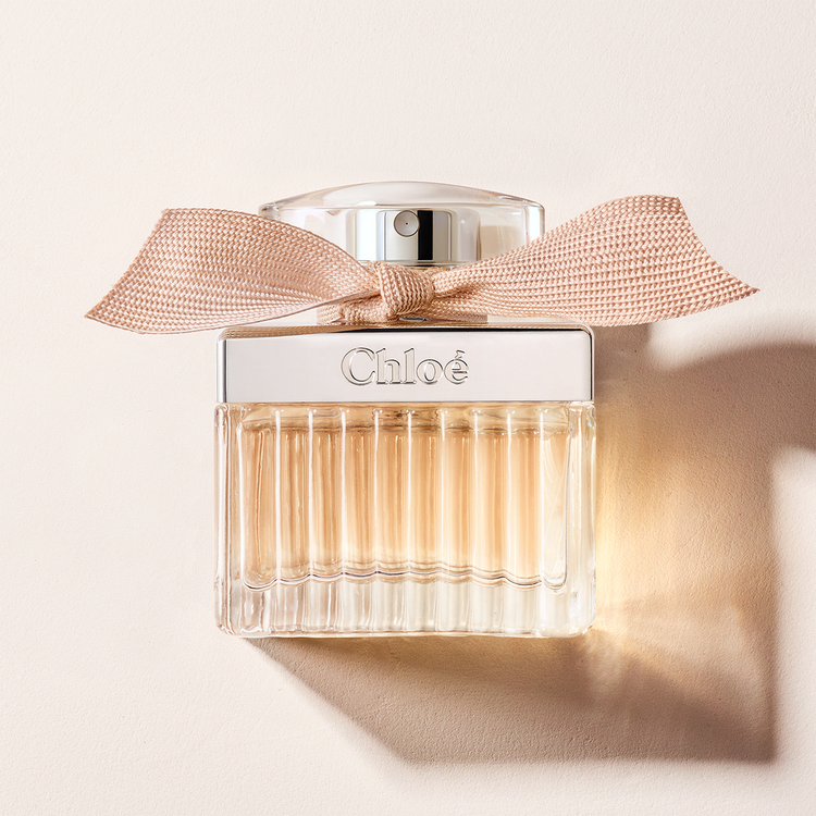 Signature - Eau De Parfum, luminoso y elegante con aroma floral