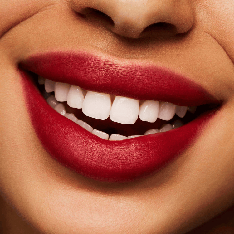 Powder Kiss Lipstick - Labial, color intenso y efecto bálsamo