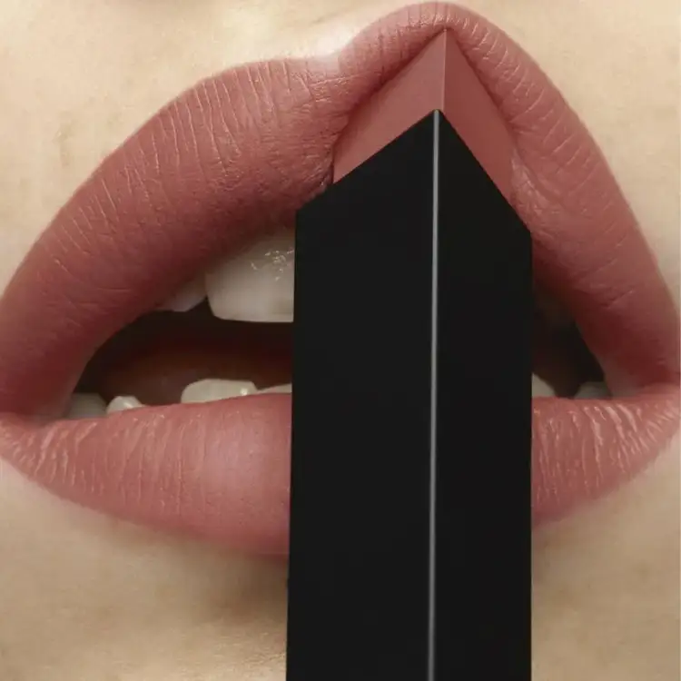 Rouge Pur Couture Barra de labios semimate, pigmentado y antisequedad