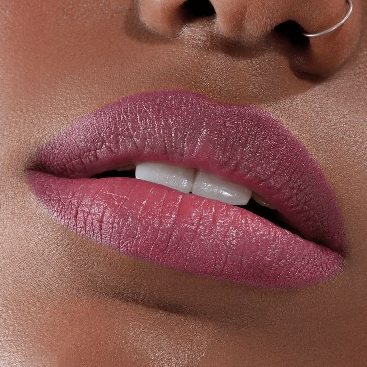 Berry Pop Lápiz labial labial de alta pigmentación y larga duración.