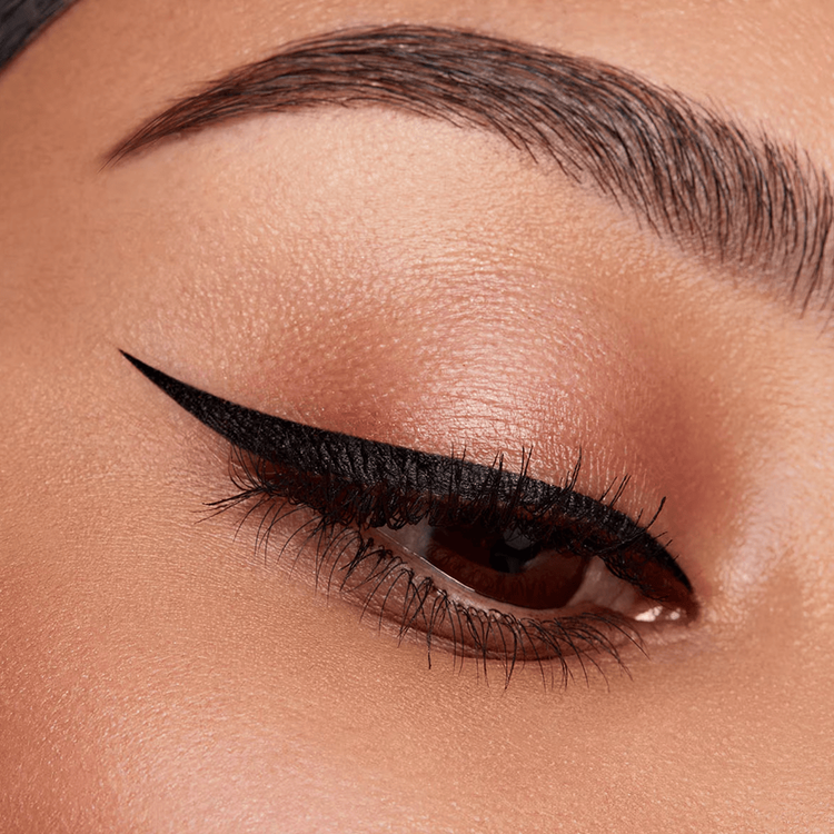 Kylie Liquid Pen Delineador para ojos larga duración