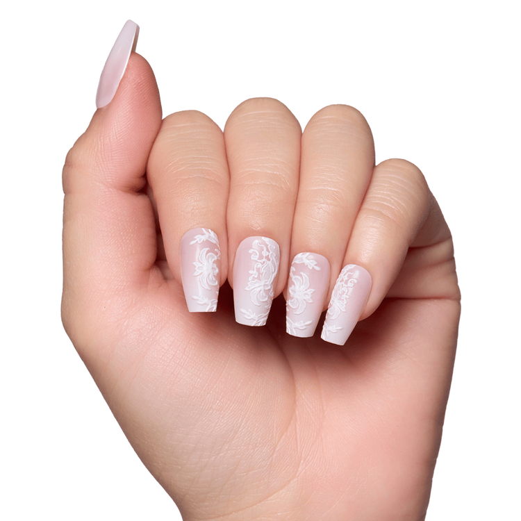 An V25 Lace Blush Uñas postizas look refinado