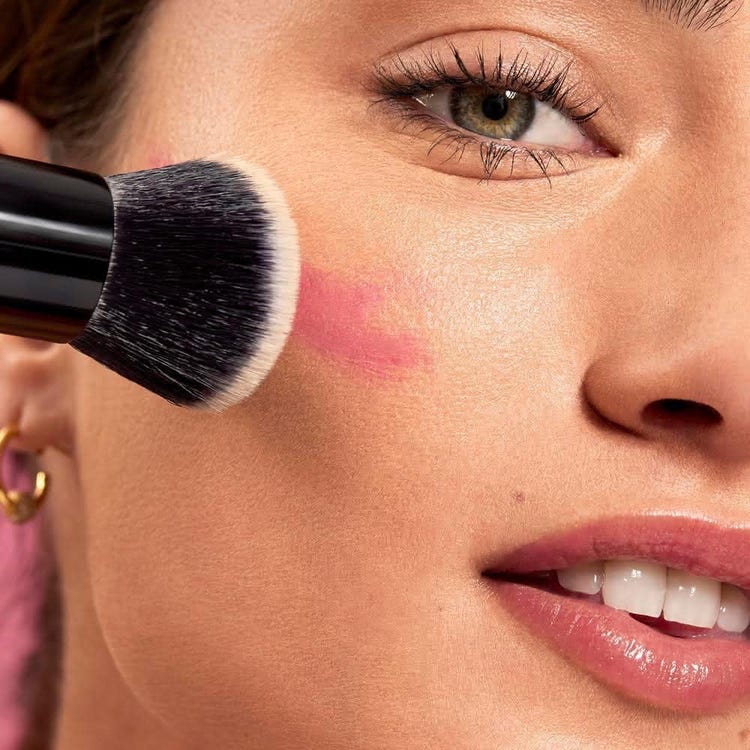 e.l.f. Liquid Blush Brush Brocha suave y angular para rubor