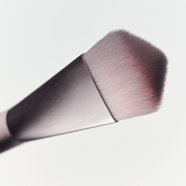Kylie Skin Tint Brush Brocha ultrafina, vegana y de alta precisión
