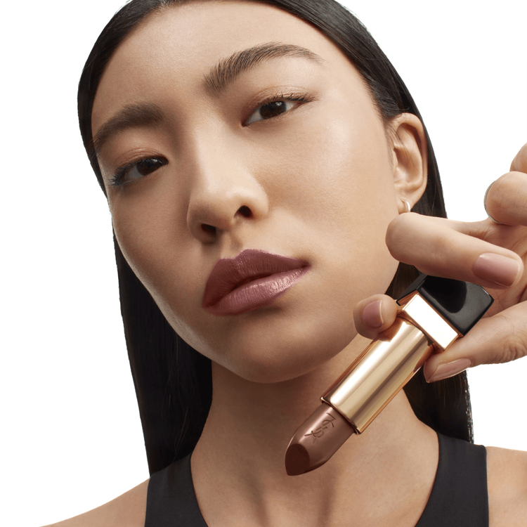 Rouge Pur Couture Barra de labios acabado satinado de cobertura completa