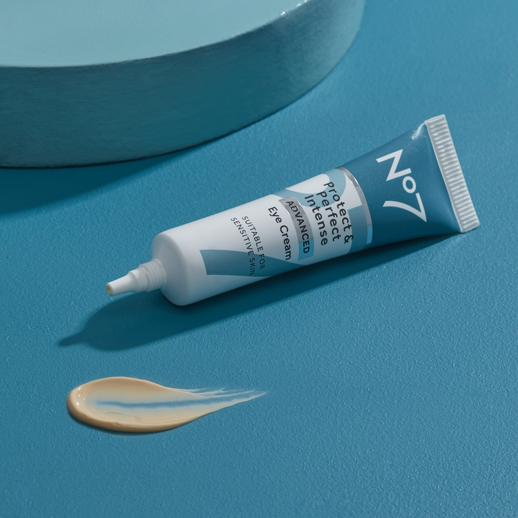 Protect & Perfect Intense Advanced Eye Cream Crema para ojos hidrata la piel