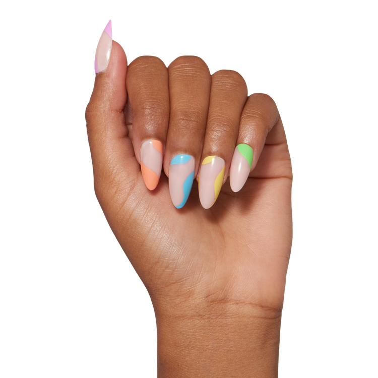Rainbow Puff Press-On Nails Uñas postizas espirales multicolor sobre base rosa.