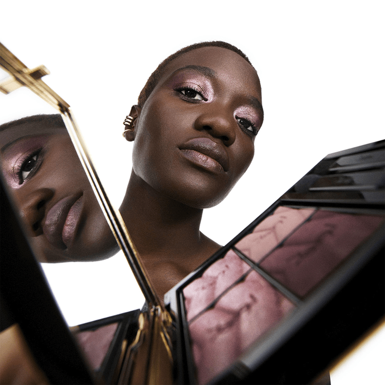 Couture Mini Clutch Paleta de sombras de ojos color intenso con una sola pasada en un formato compacto