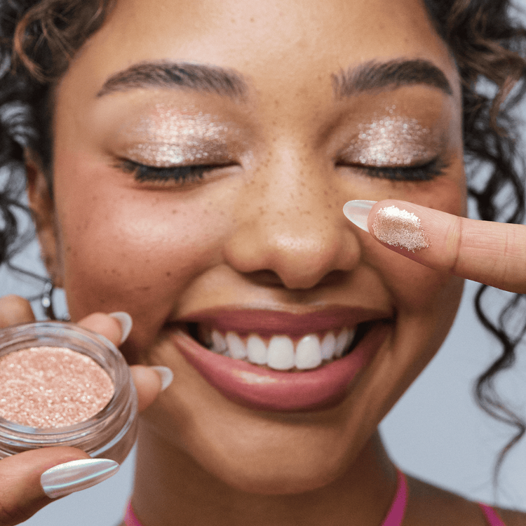 Glitterpuck Pressed Glitter for Eyes, Face + Body - Rubor en crema, con textura esponjosa
