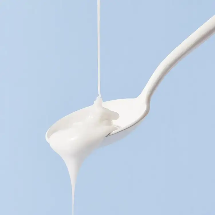 Crème Fraîche De Beauté Emulsión refuerza la hidratación 48 horas