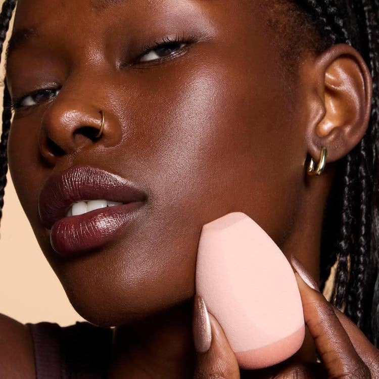 e.l.f. Halo Glow Angled Silicone Sponge Esponja facial angulada multiusos