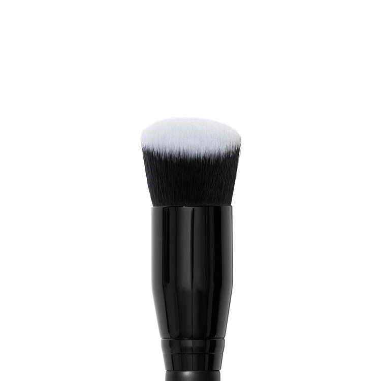 e.l.f. Liquid Blush Brush Brocha suave y angular para rubor