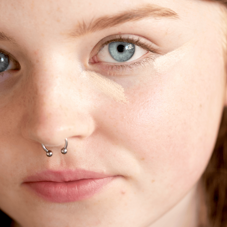 Corrector con lichi - Neutraliza las ojeras y corrige el tono de piel