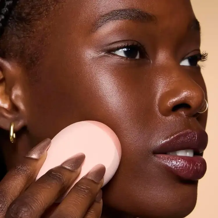 e.l.f. Halo Glow Angled Silicone Sponge Esponja facial angulada multiusos